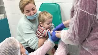 Как врач берет кровь из вены у малыша Яна в 1 год. How a doctor takes blood from a vein from a baby.