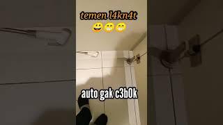 Temen l4kn4t, ngerjain temen dalam WC