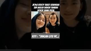 jkt48 freya takut-takutin christy yg lagi sendirian, matanya sampe melotot