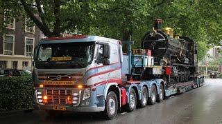 Oude locomotieven met dieplader verplaatst in het Spoorwegmuseum