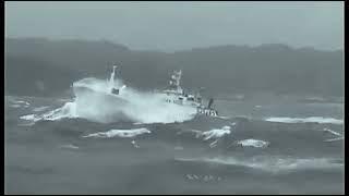 Kapal ikan jepang hadapi ombak besar/badai