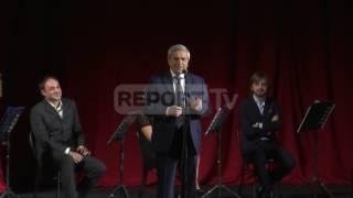 Report TV - Dokle zbulon poezinë e Agollit për Berishën, shkruar në parlament