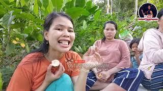 Gadis Dayak panen buah hutan/Kungkuh