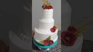 UM BOLO DE CASAMENTO DO DIA