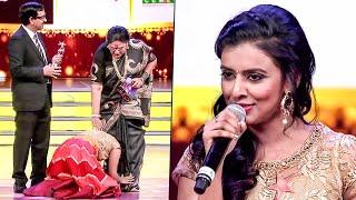 Singer Sithara Humble Gesture, Touches Senior Singer Usha Uthup's Feet