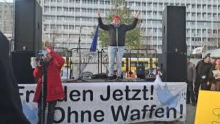 Stef Manzini über Krieg und Julien Assange auf der Frieden Jetzt! Demo am 05.11.2022 in Berlin