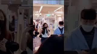 Blackpink Rosé surprise Kim Jisoo At the Airport. Sweet Rosé #blackpink #chaesoo