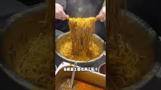 中国街头美食Chinese roadside stand | 武汉老字号红油拌面 加了牛肉丝牛筋什么的 太有食欲了！ #chinesefood #food #美食