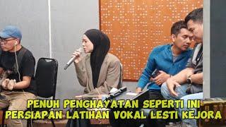 PERSIAPAN LATIHAN VOKAL LESTI KEJORA MENUJU KONSER 1 DEKADE