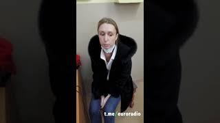 Задержанная девушка, которая принесла к посольству РФ ёршик с надписью "Путину"