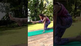 Shilpa Shetty does a DIFFICULT yoga asana on new year  #shorts #shilpashetty