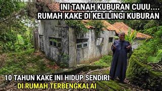 KAGET‼️ADA SEORANG KAKE YANG HIDUP SENDIRI DI RUMAH KOSONG YANG DI KELILINGI KUBURAN