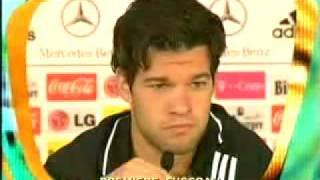 Michael Ballack versteht die Frage nicht looool