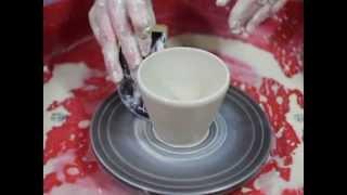 Обучение гончарству. Делаем чашки. Making a clay/ceramic mug. Pulling a handle