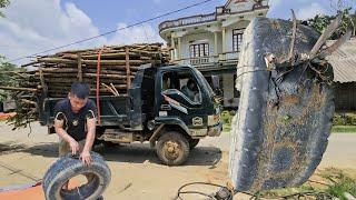 3 hours to rescue a timber truck whose tire burst along the road