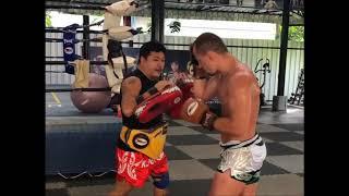 Дмитрий Валент - тренировки по тайскому боксу в Таиланде на Самуи, работа на лапах