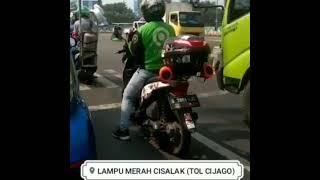 Bang gojek joget di lampu merah