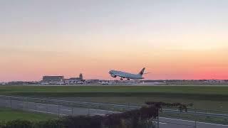 Amazing close view of take off at Montréal-Pierre Elliott Trudeau International Airport (YUL) Canada