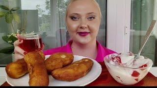 Мукбанг/Mukbang. Сосиски в тесте, пирожки с картошкой, салат из помидоров, компот.