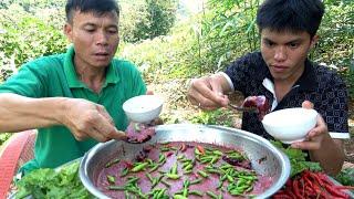 Thánh Tiết Canh Giao Lưu Với Thánh Ăn Ớt Bằng Một Chậu Tiết Canh Và Hơn 200 Quả Ớt Rừng Siêu Cay