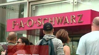 FAO Schwarz flagship closes in New York - BBC News