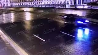 Камеры сняли, как BMW с депутатом "перелетел" через мост в Петербурге