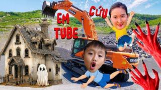 Changcady cùng em Tube lái xe máy xúc khám phá ngôi nhà ma. Xe máy xúc sợ quá bỏ chạy làm mất gầu