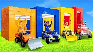 Çocuklar renkli garajlarla oynuyor