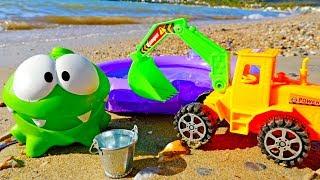 Ам Ням строит бассейн на пляже - Видео на море для детей