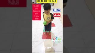 MELATIH MOTORIK KASAR ANAK USIA DINI | OLAHRAGA DARI RUMAH - MELOMPAT & MEMASUKKAN BOLA | YKM Kids