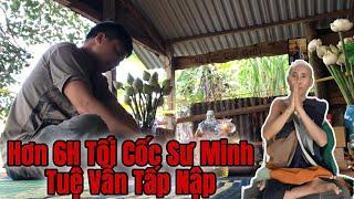 Tối ngày 9 tháng 8, Tại cốc Sư Minh Tuệ hơn 6h tối vẫn còn nhiều khách mọi nơi đến đảnh lễ