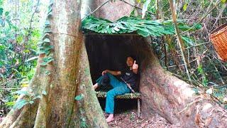 Turn an old tree stump into a shelter - from the simplest materials | Sumatra's Instincts