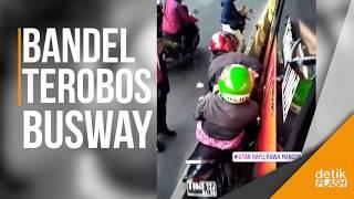 Nekat Terobos Jalur Busway, Pemotor Terjepit Bus Transjakarta