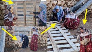 Two talented sisters: How Zainab and Fatima build a door with a few pieces of wood.