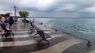 Maltempo, il lago di Garda vicino all'esondazione: il video della risacca che supera le rive