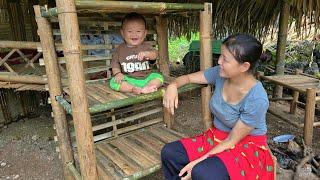 17-year-old single mother: Make a bamboo shelf to store things with your son | Ly Tieu Dua