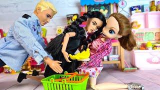 MOM'S FIGHT OVER BANANAS Katya and Max are a funny family! Funny Barbie Dolls stories Darinelka TV