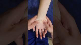 Массаж рук – удивительно полезная процедура. Она снимает усталость и улучшает кровообращение #массаж