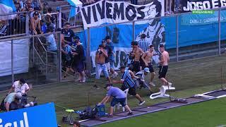 Torcedores do Grêmio invadem o campo e destroem o terminal do VAR após derrota para o Palmeiras