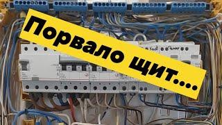 как ПРАВИЛЬНО установить электрощит в деревянном доме? переделка ЭЛЕКТРОЩИТА за горе  электриками...