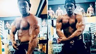 Om Jhon Workout dan Pamerin Otot Kekarnya