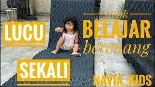 Anak belajar berenang - di kolam renang Hotel