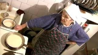 Масленица. Бабуля печёт блины. Grandma bakes pancakes (subtitles).