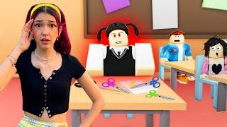 Roblox - A ALUNA NOVA da MINHA ESCOLA é ESTRANHA (Escape Carly School Obby) | Luluca Games