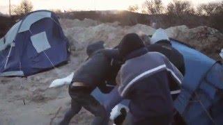 Dutch journalist mugged by three armed refugees in Calais France