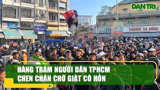 Hàng trăm người dân TPHCM chen chân chờ giật cô hồn