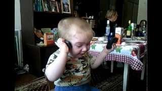 маленький мальчик решает проблемы по телефону.