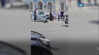 В центре Воронежа в жесткую аварию попал мотоциклист